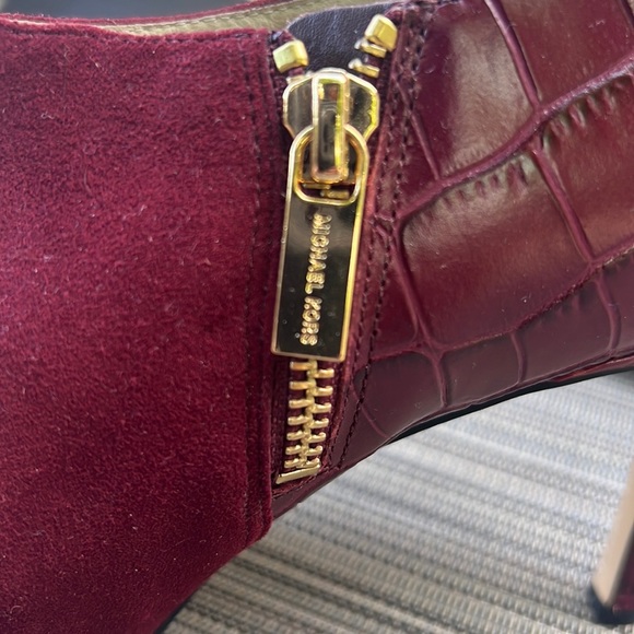 MICHAEL Michael Kors Suede Crocodile-Embossed Ankle Booties Merlot Size 8 - Picture 6 of 11
